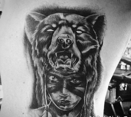 非常逼真的黑色3D印度人像与熊头盔纹身图案