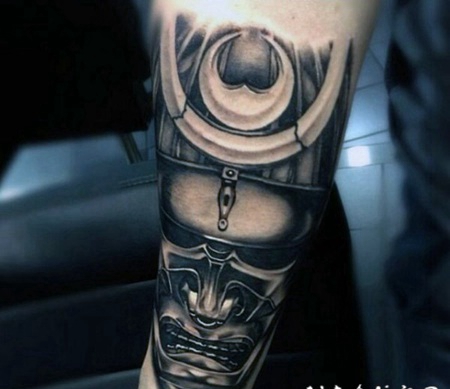 手臂黑色的武士头盔纹身图案