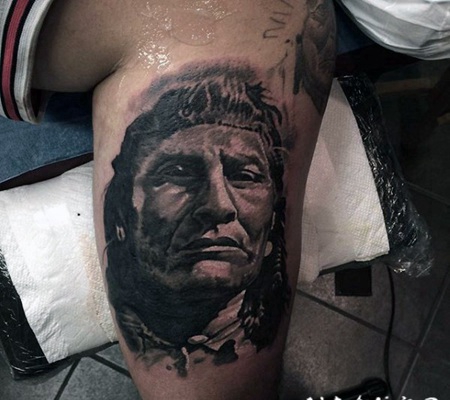 腿部3D风格的黑白印度人肖像纹身图案