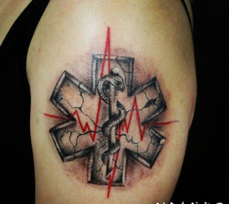 手臂彩色的3D十字架符号和蛇心电图纹身图案