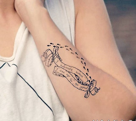 手臂小小的3D字母和黑色旗帜纹身图案