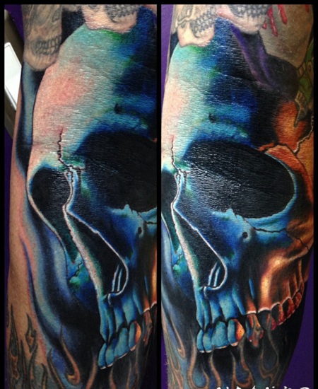 小臂彩色的3D神秘骷髅与火焰纹身图案