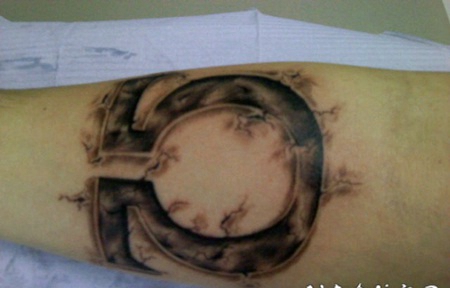 小臂3D风格的黑色神秘部落符号纹身图案