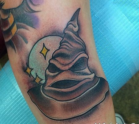 小腿3D风格的彩色哈利波特魔术帽纹身图案