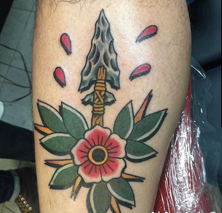 old school小腿3D彩色花朵与血腥箭头纹身图案