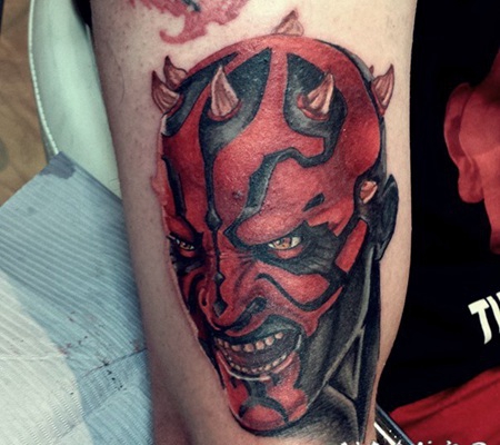 手臂卡通风格的3D彩色邪恶怪物纹身图案