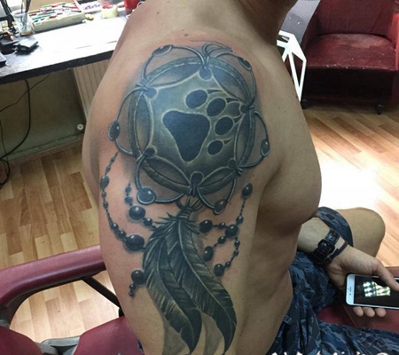 肩部非常逼真的3D彩色捕梦网和爪印纹身图案