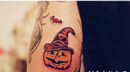 手臂卡通风格的3D魔术南瓜纹身图案