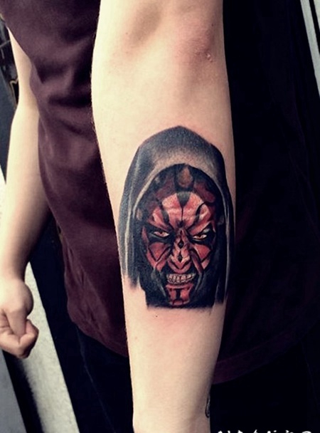 手臂彩色的3D愤怒恶魔肖像纹身图案