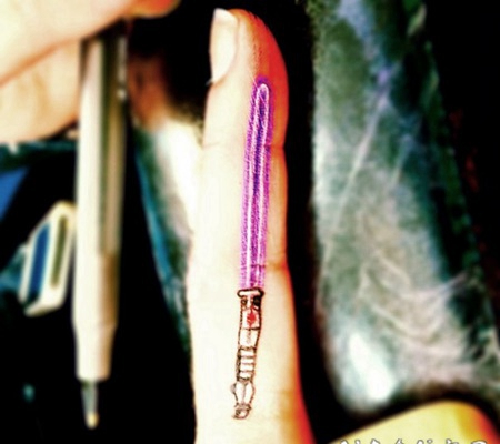 手指微小的3D紫罗兰色绝地光剑纹身图案