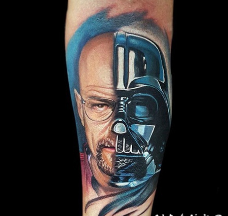 手臂很酷的3D丰富多彩男性肖像和面具纹身图案