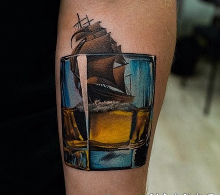独特设计的3D彩色酒杯和帆船纹身图案