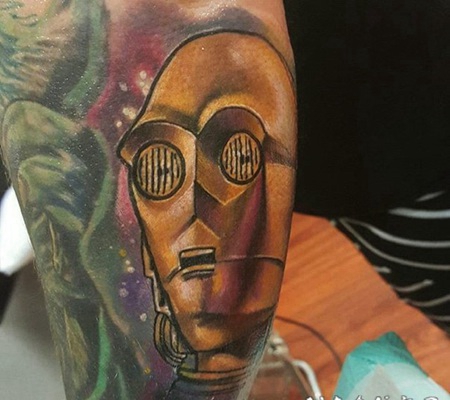手臂3D个性的金色头盔纹身图案