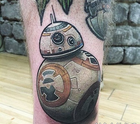 大腿3D逼真的机器人彩色纹身图案