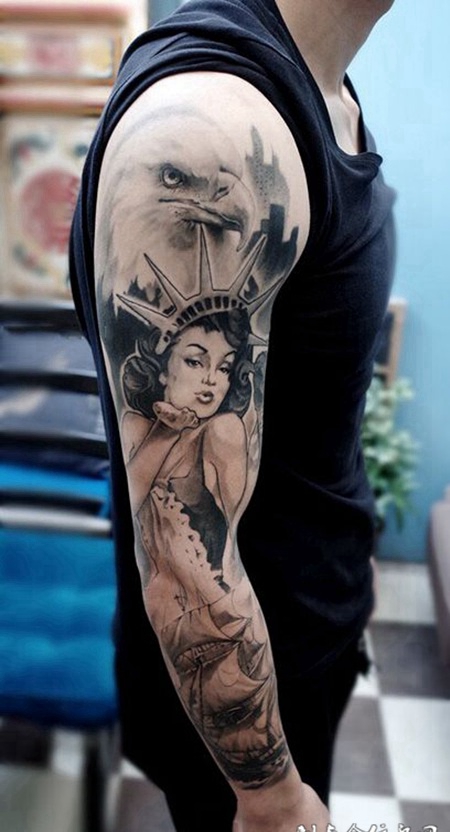 时尚女郎，个性拼接花臂纹身