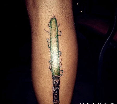 小腿简单的3D绿色光剑纹身图案