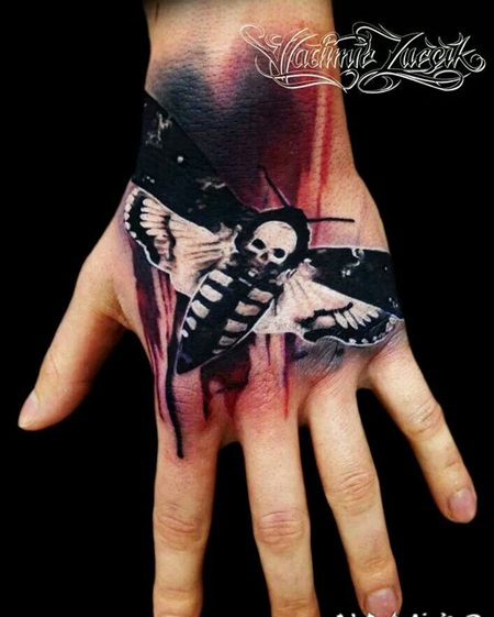 手背漂亮的3D飞蛾与白色骷髅纹身图案