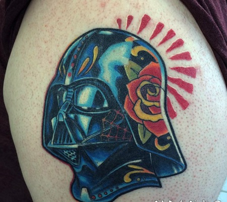 大腿3D风暴骑兵头盔和花朵彩色纹身图案
