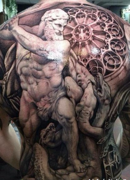 背部令人难以置信的3D黑色雕像纹身图案