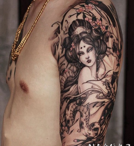 美如蛇蝎，大臂艺妓与蛇个性纹身