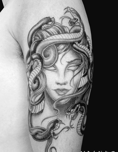 手臂卡通风格3D黑灰美杜莎头纹身图案