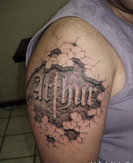 大臂3D彩色损坏皮肤和字母纹身图案