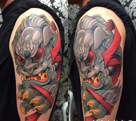 大臂亚洲风格的3D色彩斑斓石狮子纹身图案