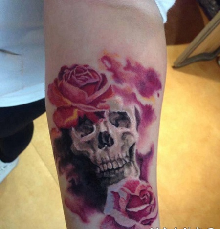 手臂3D风格彩色骷髅与花朵纹身图案