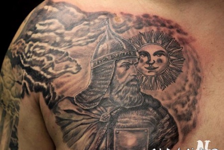 old school胸部彩色的中世纪战士与阳光纹身图案