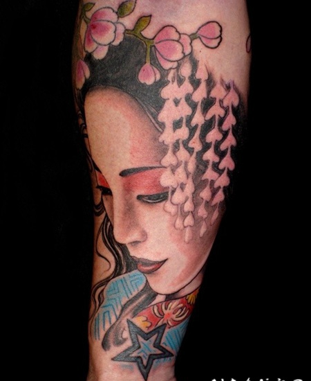 手臂彩色3D伤心的艺妓肖像和花朵纹身图案