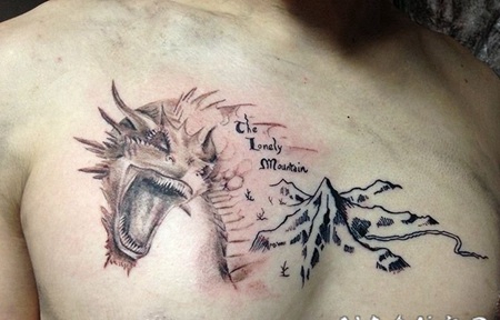 胸部彩色邪恶的龙和山脉纹身图案