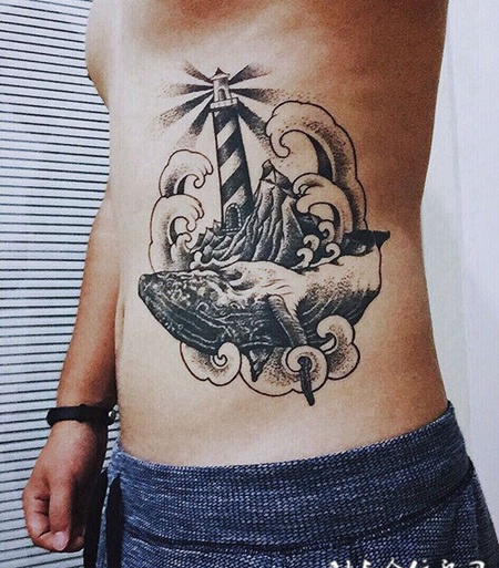 航行的方向，腰部鲸鱼与灯塔个性纹身