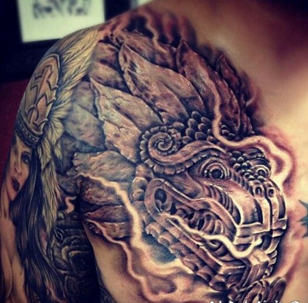 胸部亚洲风格的3D龙雕像纹身图案