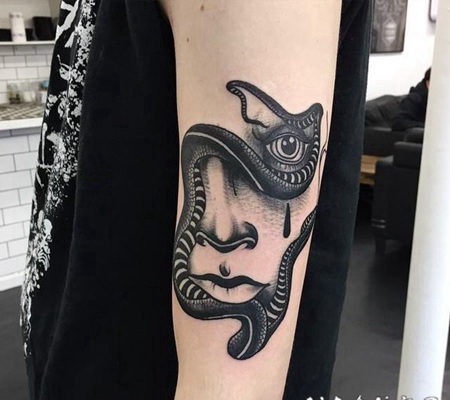 手臂惊人的黑色3D人像与蛇结合纹身图案