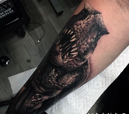 手臂3D风格的黑色爬行恐龙纹身图案