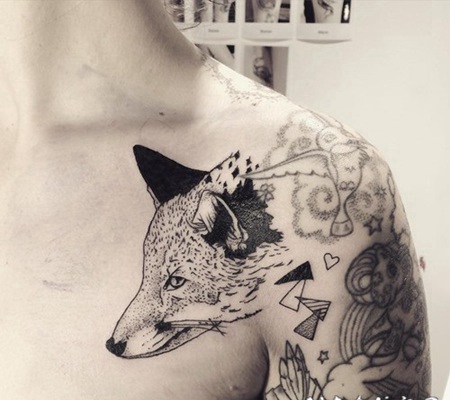 肩部黑色点刺3D神秘的狐狸纹身图案