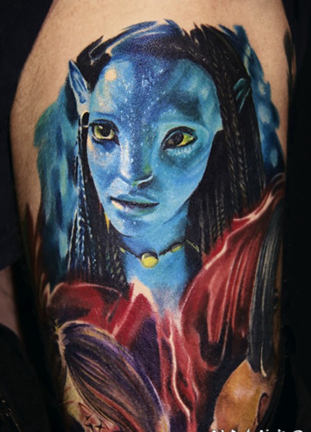 大腿上3D逼真的彩色女性阿凡达肖像纹身图案