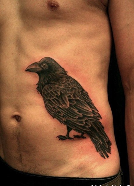 侧肋3D逼真的黑乌乌鸦纹身图案