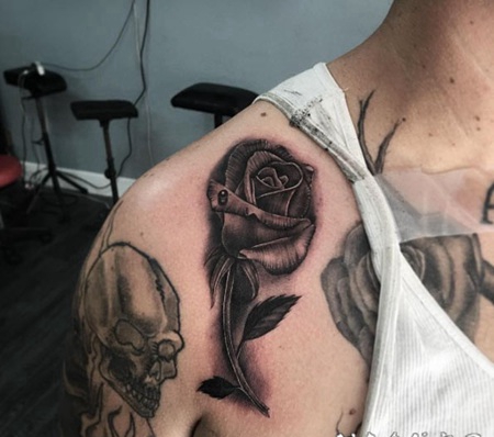 肩部美丽的黑白3D玫瑰纹身图案