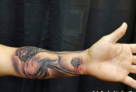 手臂3D风格彩色的受伤耶稣纹身图案