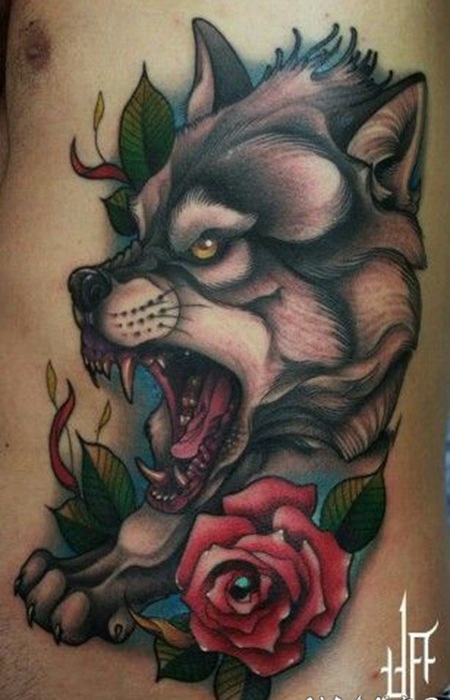 侧肋3D风格可怕的咆哮狼与鲜花树叶纹身图案
