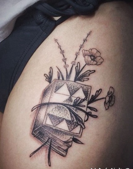大臂点刺3D风格书籍与罂粟花纹身图案