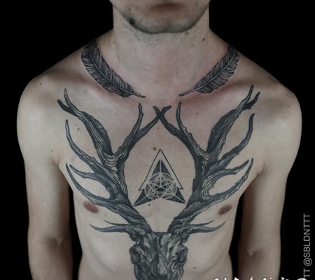 胸部黑白3D鹿头骨羽毛和神秘象征纹身图案