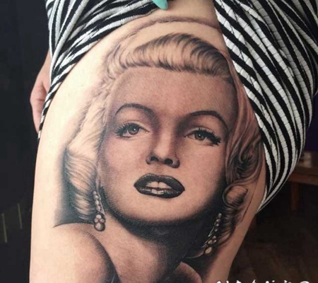 大腿神奇的黑白3D逼真玛丽莲梦露肖像纹身图案