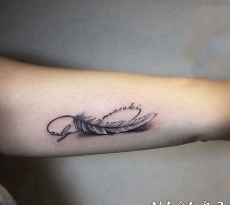 轻羽诉衷情，手臂小清新羽毛与英文纹身