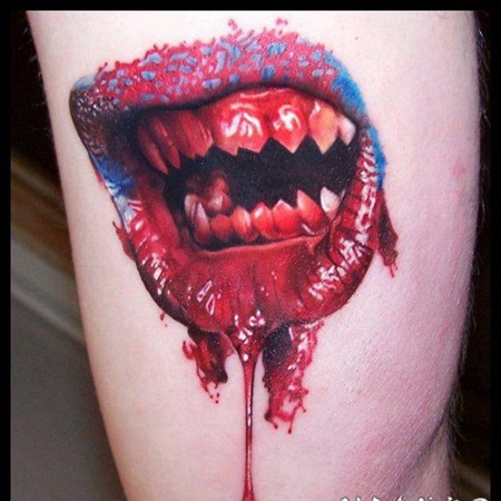 手臂非常自然的3D血腥吸血鬼嘴纹身图案
