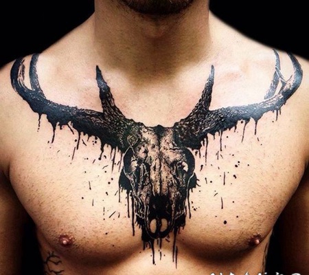 男性胸部惊人的3D黑色鹿头骨纹身图案