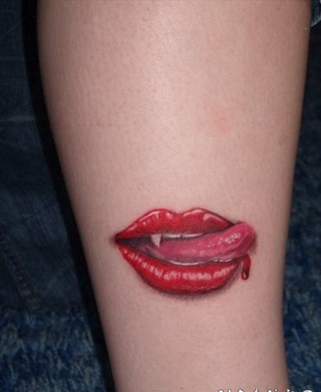 小腿诱人的吸血鬼嘴唇3D风格纹身图案