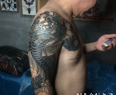 独占鳌头，半甲黑灰鳌鱼纹身