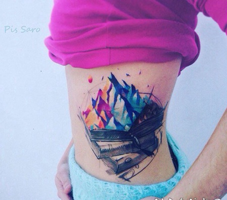 侧肋3D彩色的书籍和山脉纹身图案